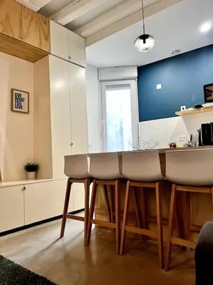 Cuisine ou kitchenette dans l'établissement Le Madeleine, 2pers wifi et Tv