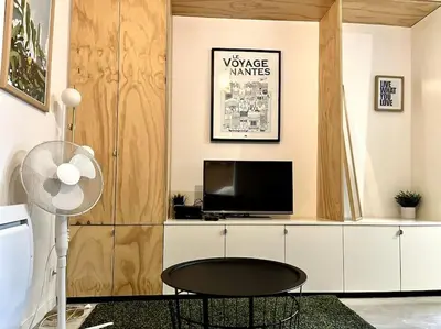 Télévision ou salle de divertissement dans l'établissement Le Madeleine, 2pers wifi et Tv