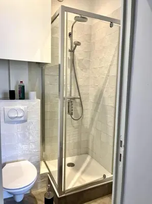 Salle de bains dans l'établissement Studio Le Sanlecque, Wifi Tv 2personnes