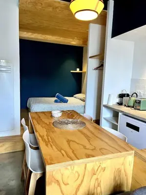 Cuisine ou kitchenette dans l'établissement Studio Le Sanlecque, Wifi Tv 2personnes
