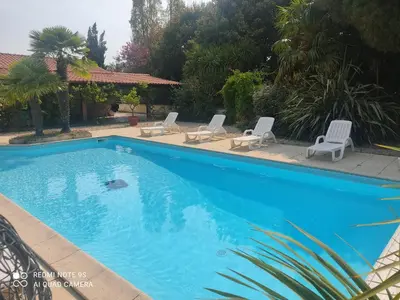 Piscine de l'établissement Gîtes des Colombières Piscine & Spa ou située à proximité