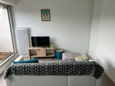 Télévision ou salle de divertissement dans l'établissement Joli studio sur le port