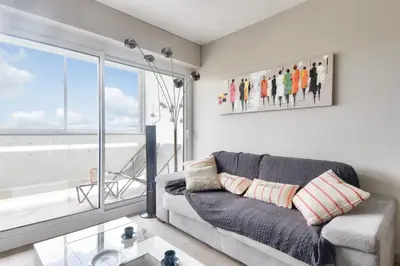 Coin salon dans l'établissement Vue sur mer et pieds dans l'eau
