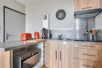 Cuisine ou kitchenette dans l'établissement Vue sur mer et pieds dans l'eau