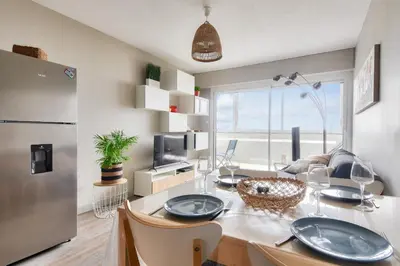 Télévision ou salle de divertissement dans l'établissement Vue sur mer et pieds dans l'eau