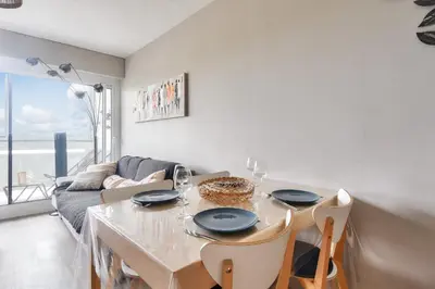 Coin salon dans l'établissement Vue sur mer et pieds dans l'eau