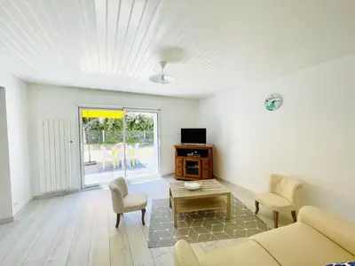 Télévision ou salle de divertissement dans l'établissement La Sionnaise