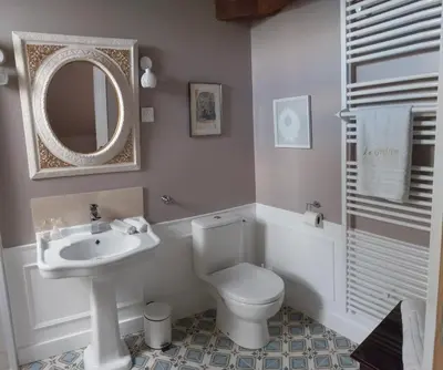 Salle de bains dans l'établissement Chambres d'hôtes Le Griffon 1855