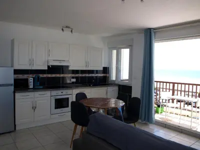 Cuisine ou kitchenette dans l'établissement Studio bien aménagé à Saint Jean de Monts avec vue sur mer - FR-1-323-425
