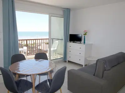 Vue générale sur la mer ou vue sur la mer prise depuis l'appartement