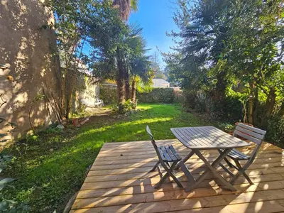 Jardin de l'établissement proche centre calme jardin privé