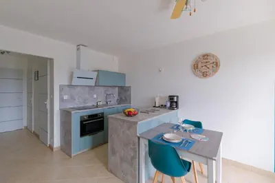 Cuisine ou kitchenette dans l'établissement L'Escale des Jaunais - A moins d'1 km de la plage