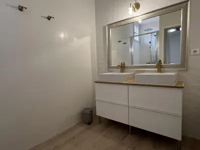 Salle de bains dans l'établissement La Millière - Piscine & campagne - Bonchamps