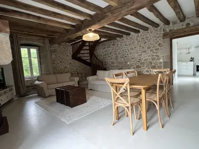 Coin salon dans l'établissement La Millière - Piscine & campagne - Bonchamps