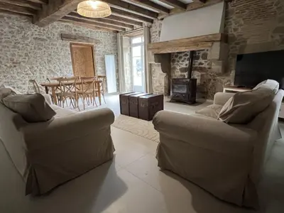 Coin salon dans l'établissement La Millière - Piscine & campagne - Bonchamps