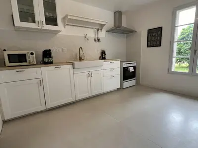 Cuisine ou kitchenette dans l'établissement La Millière - Piscine & campagne - Bonchamps