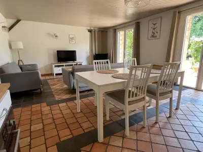 Télévision ou salle de divertissement dans l'établissement La Millière - Piscine & campagne - Céleste