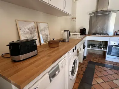 Cuisine ou kitchenette dans l'établissement La Millière - Piscine & campagne - Céleste