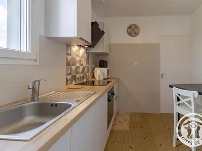Cuisine ou kitchenette dans l'établissement Charmante Maison de Plain-Pied, Proche Commerces et Activités, Entre Nantes et Cholet - FR-1-622-82
