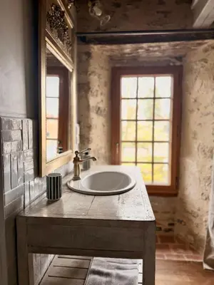 Salle de bains dans l'établissement Manoir médiéval art déco - Logis des 3 Artistes