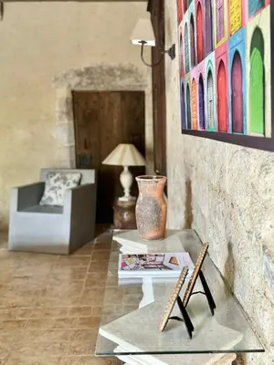 Coin salon dans l'établissement Manoir médiéval art déco - Logis des 3 Artistes
