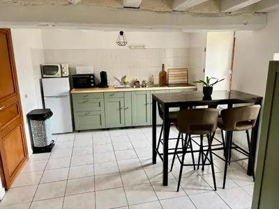 Cuisine ou kitchenette dans l'établissement Appartement Situé au cœur de Brissac-Quincé