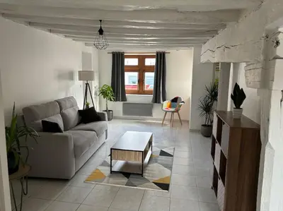 Coin salon dans l'établissement Appartement Situé au cœur de Brissac-Quincé
