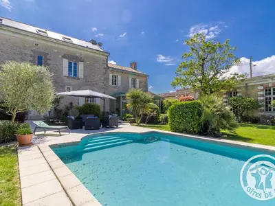 Piscine de l'établissement Séjour de charme avec piscine à Saint-Georges-sur-Layon, proche de Saumur et des châteaux de la Loire - FR-1-622-81 ou située à proximité