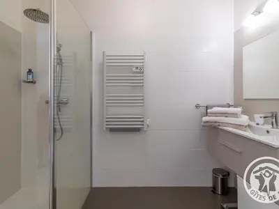 Salle de bains dans l'établissement Séjour de charme avec piscine à Saint-Georges-sur-Layon, proche de Saumur et des châteaux de la Loire - FR-1-622-81