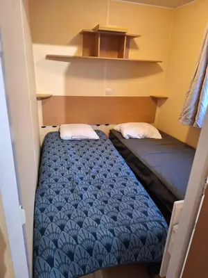 Un ou plusieurs lits dans un hébergement de l'établissement mobile home 6 personnes-3 chambres