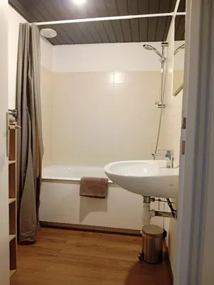 Salle de bains dans l'établissement Duplex vue sur château