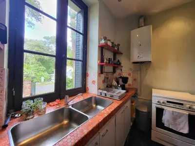 Cuisine ou kitchenette dans l'établissement Charmante maison balnéaire pour 6, près de la plage, animaux admis - FR-1-364-172