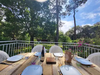 Balcon ou terrasse dans l'établissement Charmante maison balnéaire pour 6, près de la plage, animaux admis - FR-1-364-172