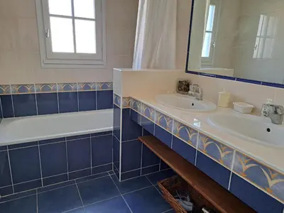 Salle de bains dans l'établissement Belle villa avec piscine dans quartier calme à Saint-Jean-de-Monts - FR-1-323-542