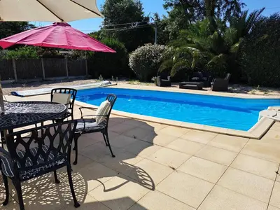 Piscine de l'établissement Belle villa avec piscine dans quartier calme à Saint-Jean-de-Monts - FR-1-323-542 ou située à proximité