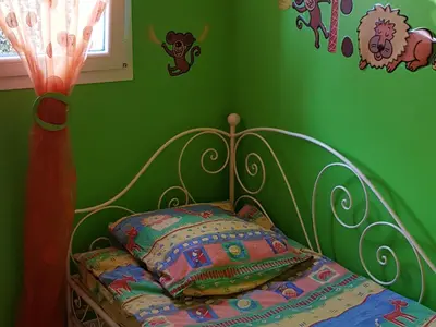 Un ou plusieurs lits dans un hébergement de l'établissement Maison avec Piscine Chauffée, Proche Plage, 3 Chambres, Jardin Clôturé, Wifi Inclus à St Hilaire de Riez - FR-1-652-44