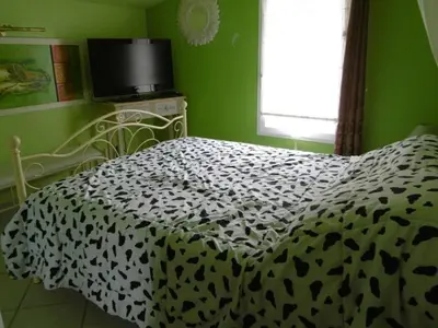 Un ou plusieurs lits dans un hébergement de l'établissement Maison avec Piscine Chauffée, Proche Plage, 3 Chambres, Jardin Clôturé, Wifi Inclus à St Hilaire de Riez - FR-1-652-44