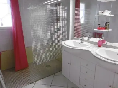 Salle de bains dans l'établissement Maison avec Piscine Chauffée, Proche Plage, 3 Chambres, Jardin Clôturé, Wifi Inclus à St Hilaire de Riez - FR-1-652-44