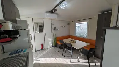 Cuisine ou kitchenette dans l'établissement Mobilhome cosy Aulywan