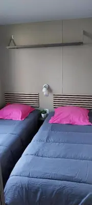 Un ou plusieurs lits dans un hébergement de l'établissement Mobilhome cosy Aulywan