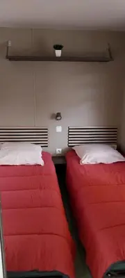 Un ou plusieurs lits dans un hébergement de l'établissement Mobilhome cosy Aulywan