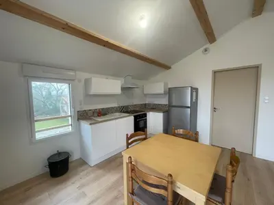 Cuisine ou kitchenette dans l'établissement Location d un logement de 45m2 et d une CH chez l habitant