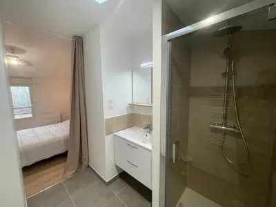 Salle de bains dans l'établissement Location d un logement de 45m2 et d une CH chez l habitant