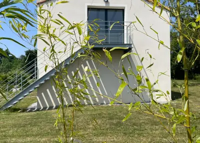 Jardin de l'établissement Location d un logement de 45m2 et d une CH chez l habitant