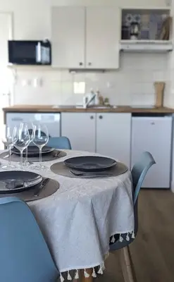 Cuisine ou kitchenette dans l'établissement Les voisins de l'hippodrome