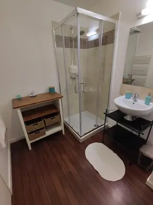 Salle de bains dans l'établissement Rez de jardin, St Brevin les Pins, plage à pieds
