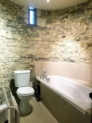 Salle de bains dans l'établissement Grand gîte dans les communs d'un Château