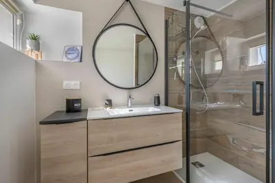 Salle de bains dans l'établissement Maison familiale à 400m de la mer pour 8, Pornic