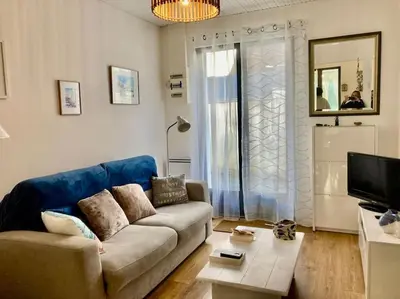 Télévision ou salle de divertissement dans l'établissement Maison pêcheur centre Saint Gilles Croix de Vie avec ménage et draps inclus