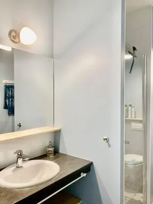 Salle de bains dans l'établissement Maison pêcheur centre Saint Gilles Croix de Vie avec ménage et draps inclus